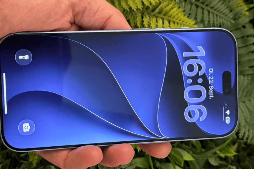 iPhone 18 Pro Startbildschirm mit App-Icons in der Hand gehalten